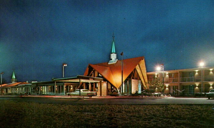 Howard Johnsons Motor Lodge - Old Postcard (newer photo)